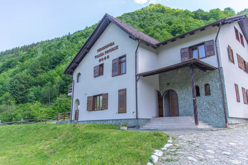 Râu Sadului — Țara Colibelor și poarta spre munți